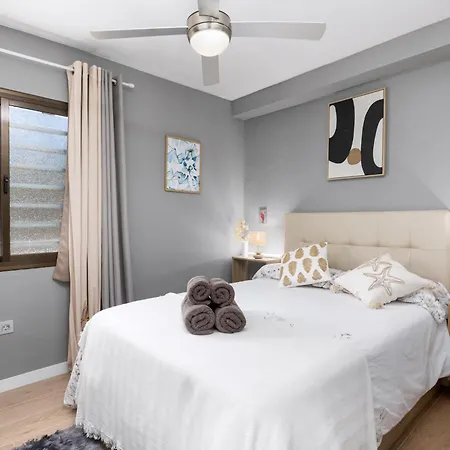 Home2book Stylish With Pool Access